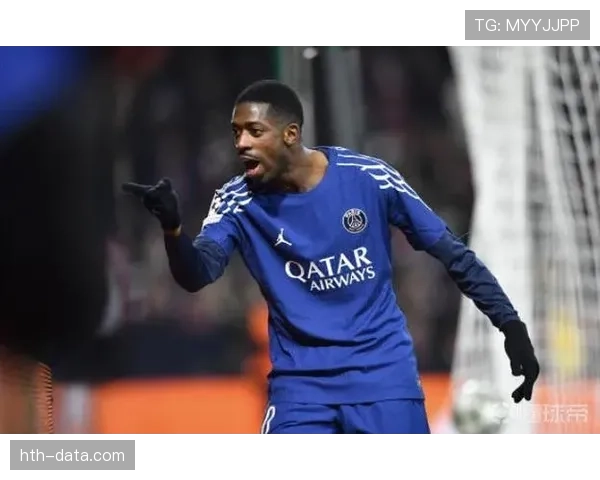 奥斯曼·登贝莱把超跑开进客厅，隔壁大妈一边报警一边直播