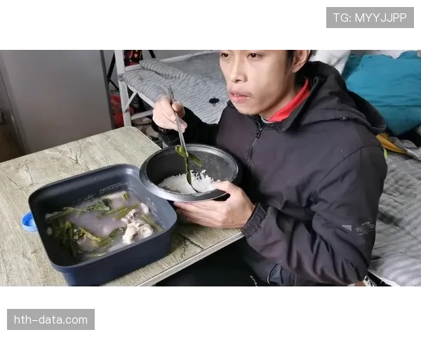 蒋圣龙路边吃串，手上的表跟我三个月房租差不多